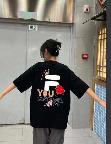 Fila斐乐24Ss圆领短袖半袖T恤 面料采用260克纯棉双纱食毛面料 双线二本针压线 久洗不变形 原版定制三标 高端进口印花 随意水洗 情侣可穿 男女同款 黑