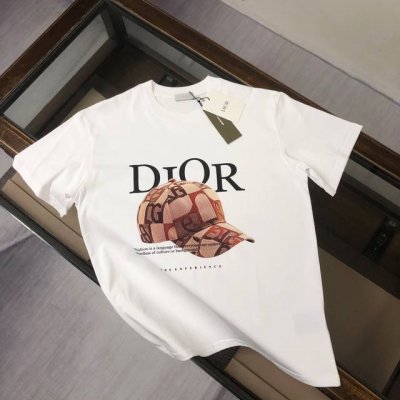 Dior 迪奥 24Ss夏季新款圆领短袖T恤！270克重磅高端纯棉面料，手感质感都极完美！修身裁剪设计干净利落！时尚又好看！走线做工非常精致！版型效果超赞！而且
