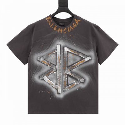 Balenciaga巴黎世家 水洗手绘字母圆领T恤 定制高克重 针织棉面料精心制作，手感特别的扎实，质感拉满，松软细腻上身舒适，优越的吸湿排汗性能，不闷热！胸前