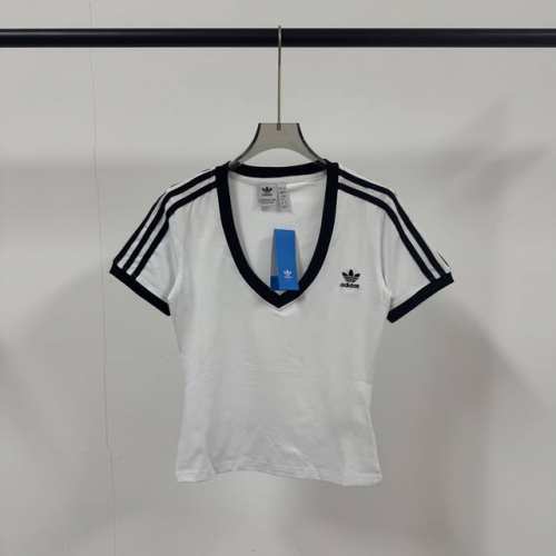 8630# 韩国专柜卖断货大爆款 Adidas 阿迪达斯 三叶草 25夏新款 绣花Logo 三道杠V领女款短袖T恤 强力推荐 店主自留款！大货大货出来啦！集美们