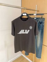 lv2025春夏新款男女同款短袖T恤，最新款全网独家首上！！~既经典有时尚百搭，谁不爱啊，将经典再次展现，非常的耐看，自带低奢光环与辨识度！传统的品牌理念和现代