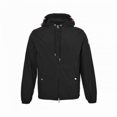 Moncler 蒙口 口袋轻薄防晒衣外套 采用轻盈尼龙面料制成，专为户外探险者设计，适合在温暖的天气穿着。连帽款式于胸前设有一个贴袋，灵感源自品牌的标志性设计。