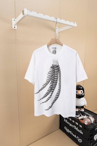挂拍图 Loewe 罗意威羽毛明星同款短袖面料： 采用50支丝光双股，面料布匹洗水后克重为300克 螺纹搭配1*1丝光索罗纳配套螺纹。 工艺：印花采用数码着喷工