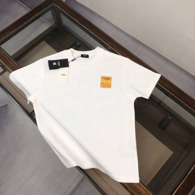 Fendi 芬迪 2025春夏新款上市 纯棉短袖T恤 270克定制棉 面料柔软舒适 全新设计灵感 极具时尚代表性 精致印花字母Logo工艺 手感舒适透气 极为时