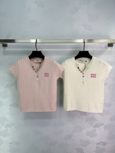 miumi*2025新品上架 彩色纽扣修身针织短袖 定制Yb羊毛针织材质 细腻柔软 垂顺亲肤 精致短袖剪裁 通体纵向麻花钩针肌理 半开襟设计可随意调节开衩高度