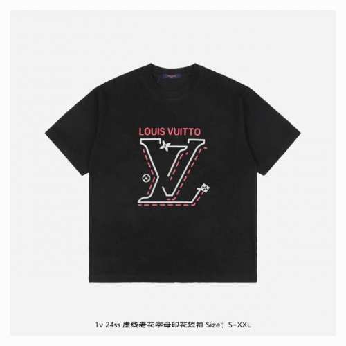 1V 24Ss 虚线老花字母印花短袖 面料采用230克重精梳棉，定制32支1*1螺纹，成衣两遍水洗处理，面料舒适亲肤无异感，定制定染面料,纺织密度高，垂感佳，