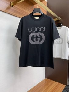 古奇 2025新款原单男士休闲阔版短袖T恤！高端定制 高版本 时尚百搭爆款 宽松版 原版进口双股纯棉面料 螺纹袖口.领口衣摆 手感超柔软细腻 穿着亲肤舒适 高端