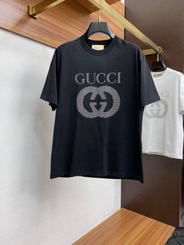 古奇 2025新款原单男士休闲阔版短袖T恤！高端定制 高版本 时尚百搭爆款 宽松版 原版进口双股纯棉面料 螺纹袖口.领口衣摆 手感超柔软细腻 穿着亲肤舒适 高端