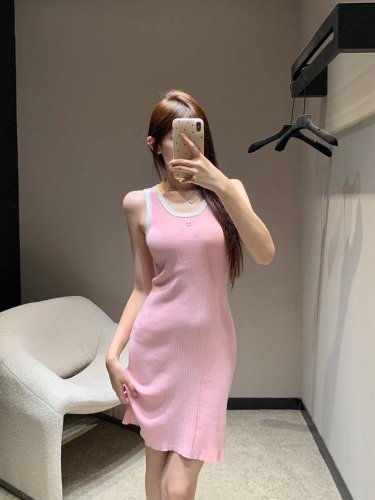 chane* 25M春夏新款 修身针织背心裙丨独家高版出品！弹力舒适 透气好穿 撞色形成勾勒效果 胸前双C字母徽标装饰 复古风格强烈 修身版型 突显身材 风格俏