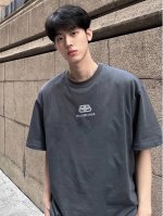 Balenciaga巴黎世家 纯棉直筒锁扣印花T恤短袖情侣款 Color: 碳灰色 Size: M-Xl M 肩宽49 胸围114 衣长 Cm L 肩宽50 胸