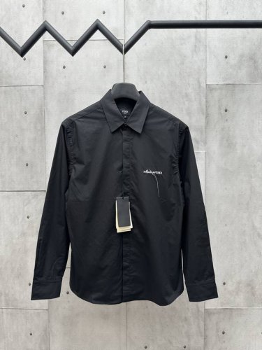 fendi 24Ss 徽标衬衫 棉质衬衫的面料是以棉纤维为主制成的 它具有柔软舒适 透气性好 吸湿性强等特点 棉质衬衫适合在春夏季节穿着 因为棉纤维的透气性可以