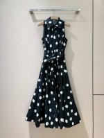Cara*Ca*Ra*2025New~ 复古浪漫波点印花连衣裙采用纯棉质地，翻领设计，胸前采用纽扣开合工艺，下摆前片设有大口袋，经典波点图案给人优雅的感觉又很女