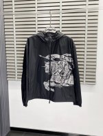 P380。Burberry巴宝莉独家专供最新时尚夹克，经典设计感与颜值爆棚的外套，品质更是无法挑剔品控可以直接入手，不容过错的高端臻品！通过细节图片便可感受到它