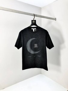 纪梵希。顶级货品2025春夏新款首发专柜最新款短袖圆领T恤 高端订制 设计前卫时尚！品牌Logo重工艺设计 高端定制原版欧棉面料.手感柔软.穿着舒适.B专柜级别