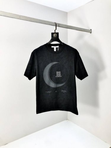 纪梵希。顶级货品2025春夏新款首发专柜最新款短袖圆领T恤 高端订制 设计前卫时尚！品牌Logo重工艺设计 高端定制原版欧棉面料.手感柔软.穿着舒适.B专柜级别