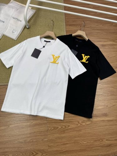 路易威登男女同款户外运动透气2025春夏最新黄色四叶草发泡印花短袖宽松休闲时尚百搭T恤 - 在时尚的世界里 每个人都渴望展现独特个性 这件路易威登25Ss短袖T