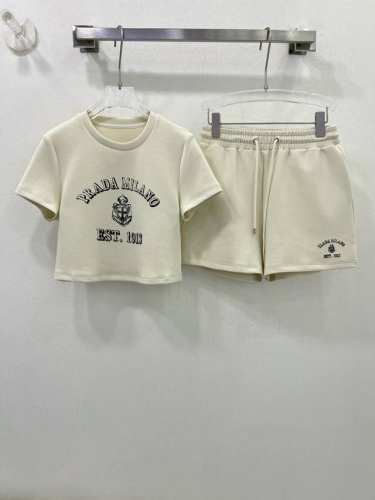 prad* 25春夏最新系列套装 圆领短袖胸前字母Logo印花短裤套装 人人都能驾驭Ins风潮人 短袖上衣+短裤套装 定制五金 复古时髦运动风 火爆Ins的精致