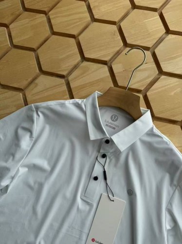 上新 Lululemon露露夏季新品男款翻领短袖速干Polo运动休闲户外吸湿短袖 这款短袖Polo主打功能性与舒适性，简单休闲，体感极度轻盈舒适，等大家拿到手之