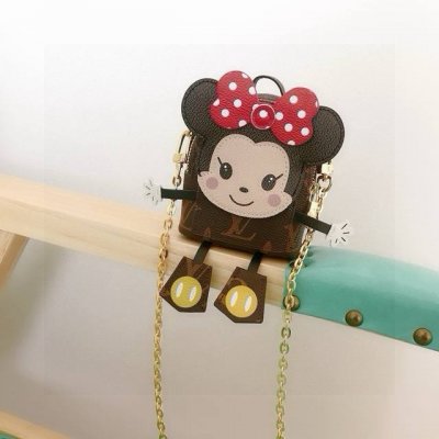 Lv路易威登 乔巴米妮Mini包包 Lv限量款Mini米妮，乔巴小双肩包饰钥匙扣挂饰斜挎小包包 把它拿在掌心时真的萌翻了，非常可爱新颖，颜色鲜艳夺目。亲测炸街，