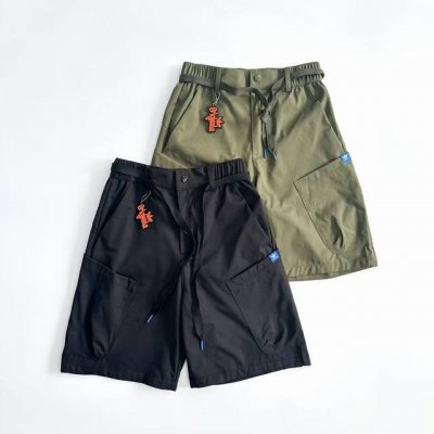 白底图 Adidas三叶草小蓝标工装短裤 舒适好穿也很好搭喜欢 三叶草滑板系列工装裤 轻薄透气的面料百搭神裤 街头感十足的工装裤 高温天气轻松拿随便搭都好看 颜