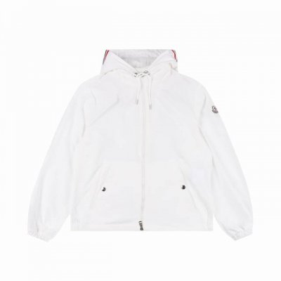 moncler 蒙口Mc 口袋轻薄防晒衣外套 采用轻盈尼龙面料制成 专为户外探险者设计 适合在温暖的天气穿着 连帽款式于胸前设有一个贴袋 灵感源自品牌的标志性设
