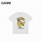 Ganni25Ss 新款香蕉印花短袖 如果你还不认识来自哥本哈根的Ganni 那真的要告诉你 这个牌子穿过的明星实在是太多了 韩潮顶流加持和她独具特色的笑脸 成