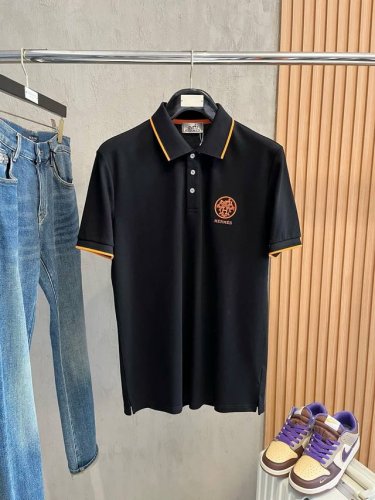 爱马仕 2025春夏新款男士标识短袖polo衫，延续经典商务休闲翻领polo恤.该款polo衫采用丝光双面棉质珠地面料制成，隽永设计可跨越时尚潮流。经典款型，品