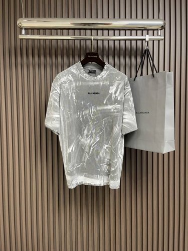 Balenciaga 2025Ss新款手绘磨破做旧洗水短袖T恤，重磅320克纯棉面料，买版购入对版制作颜色也是特别好看的深灰色蜡染面料才能炒出这么好看的颜色，工