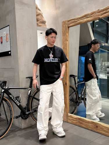 蒙口2025夏季新款短袖T恤，特色的喷绘加刺绣工艺，个性艺术系列全网独家首发 百搭款细节处理完美240克纯棉面料十分精致 原版面料 网红明星同款高版本 高品质手