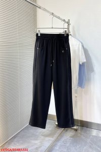 L531 Lv路易威登 做旧边条黑色松紧腰抽绳 春夏秋薄款 个性与时尚兼具，这条做旧边条黑裤，以独特姿态打破常规。利落的黑色基调，沉稳又百搭，做旧边条设计宛如点
