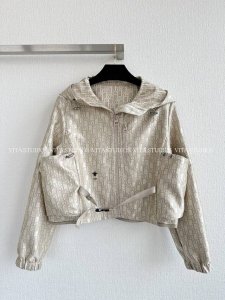 爆款现货 连帽腰扣夹克外套 定织定染色织提花面料，质感高级，丰富视觉层次经典的D字母烫金印花 清爽高级 超级适合夏日 双侧抽绳大口袋搭配设计 Logo织带印花图