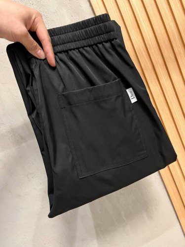 Dior迪奥 沉稳黑工装裤 时髦与实用的双重奏深邃的沉稳黑，既显气质又百搭。利落的直筒版型，不挑身材，穿着舒适自在。 宽松直筒的版型，不惧任何腿型，人人都有大长