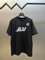 Lv 字母印花棉质短袖 本款T恤依托水洗工艺营造瞩目做旧效果，再以撞色标识印花诠释当季旅行主题。可轻松融入各式休闲造型，尽释浓郁复古风情。 size：xs s