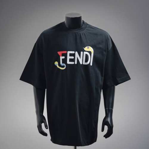 Fendi 芬迪25Ss蛇年蛇头标识印花短袖T恤 采用高质量面料制作而成，无论是日常穿搭还是参加派对，都能展示出您的时尚品味和个性。这款短袖具有舒适的剪裁和休闲