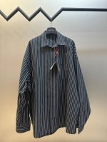 p370 巴黎世家 刺绣双层叠穿衬衣 定制韵致黑白棉府锦缎面料，以经典黑白条纹交替编织，标志性Balenciaga刺绣点缀于胸，以双层叠穿设计为灵魂，在细微之处