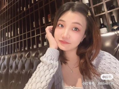 宝格丽今年出的小号钻边小扇子 高级下摆钻扇形裙子项链，标志性的扇形图案烘托极致纯粹气质，而妩媚迷人的玫瑰金和璀璨美钻，更添动人光彩。项链从女性的优雅气质和永恒之