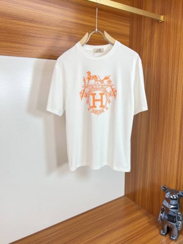 Hermes 爱马仕 2025年春夏新品上新 三标齐全 丝光棉圆领短袖T恤 好货不用过多介绍 看细节 专柜码数：M-Xxxl 175 140建议L，