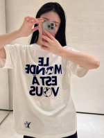 Louis Vuitton 地球标志植绒短袖 面料：采用32支双纱精梳棉面料，面料采用新疆小棉花定织。螺纹搭配1：1双纱配套螺纹，同缸定染无色差感。 工艺：植绒