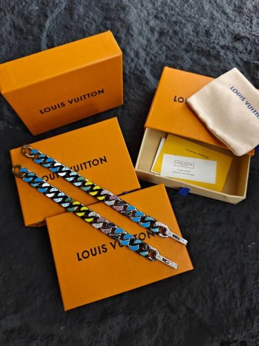 louis Vuitton Lv Chain Links 粗链图案彩色黄蓝手链 男女同款情侣款 独特的色彩搭配带来别样的潮流外观 抒写品牌经典的元素 于细节之处