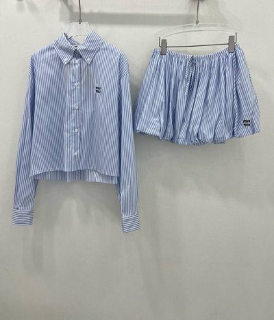 miumi*25新款条纹套装 定制撞色翻领衬衫 经典刺绣Logo 搭配松紧双腰头短裤 极简主义风法式优雅的慵懒风，休闲又时髦！立体剪裁版版型可甜可盐减龄少女风。