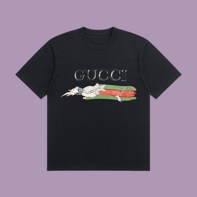 高端品质 Gucci 2025Fall 春夏系列 天鹅短袖T恤 区别普通印花 定织270G32支双纱纯棉面料 宽松版型 男女同款 颜色：白 黑 杏 藏蓝 Siz