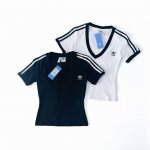 2015 白底图 Adidas三叶草刺绣女款短袖 最近韩国专柜都断货的一款 迪迪家真的真的杀疯了 真的超级好穿！大V领真的好好看 超级显瘦小心机短袖T 上身真的