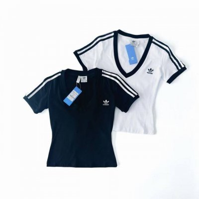 2015 白底图 Adidas三叶草刺绣女款短袖 最近韩国专柜都断货的一款 迪迪家真的真的杀疯了 真的超级好穿！大V领真的好好看 超级显瘦小心机短袖T 上身真的