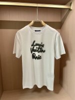 Lv 官网同款 官网同款 官网同款 重磅推荐！2025Ss夏装新品 专柜在售 最新系列图案Logo短袖T恤 必须人手一件的节奏！进口顶极丝光面料，极为亲肤舒适