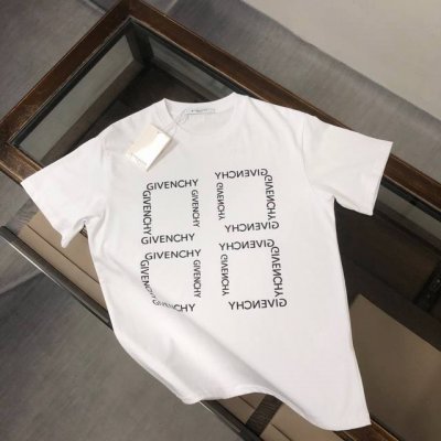纪梵希 夏季新款圆领短袖T恤 270克重磅高端纯棉面料 手感质感都极完美 修身裁剪设计干净利落 时尚又好看 走线做工非常精致 版型效果超赞 而且透气性能超强 任