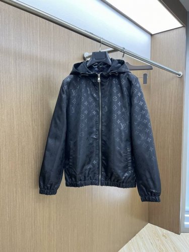 新款 Lv Fw早春原单狠货 意大利进口面料时尚夹克风衣 欧洲专柜同步，上身更随意大方，专柜原版五金奢华高档定制配饰新作！奢华品牌特质Logo点缀设计，市场最高