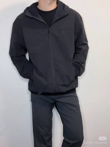 200 鸟男女同款防风连帽夹克外套 120克梭织登山布面料，轻量化的面料，适合在温暖天气或高强度活动中穿着，既能提供保护，又不会增加过多负担。 具有良好的防风性