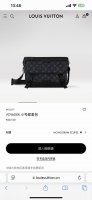 月光宝盒上新。Louis Vuitton路易威登Voyager 小号邮差包，专柜同步在售。本款Voyager小号邮差包以Monogram Eclipse帆布塑造