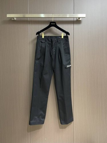 lv 2025Ss 口袋刺绣长裤 40S*40S全棉双面斜纹布 订染大货面料颜色号前幅侧袋采用日本进口田岛绣花机刺绣 订染人造丝材质绣花线 立体胶包边绣法 内镶