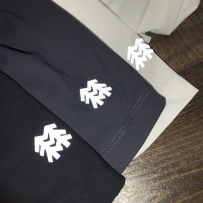 好货上新 可隆速干透气户外运动登山徒步通勤男款 手臂3D3M反光Logo压花 久洗也不会掉 上身清新百搭 又充满时尚气质 原厂定制面料 手感细腻顺滑 上身超级舒